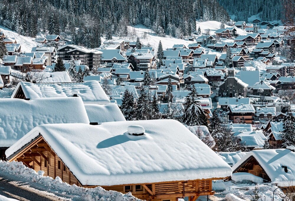 Le village de Châtel sous la neige et le soleil de l'hiver 