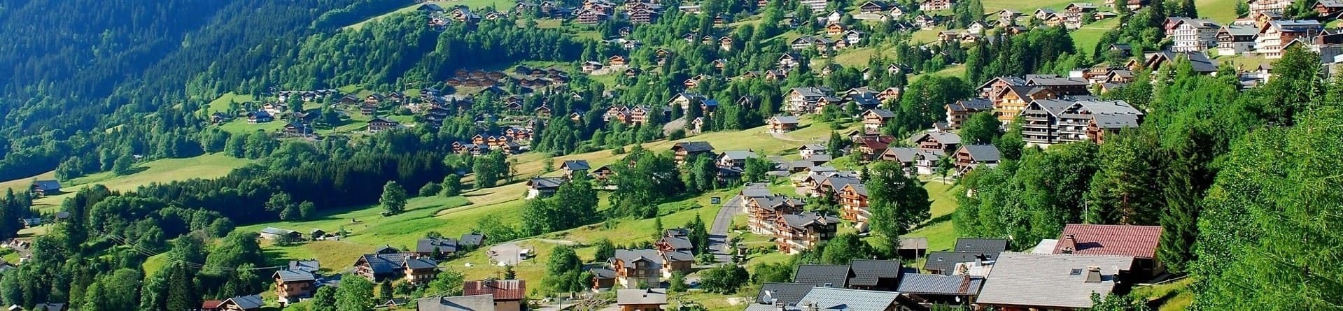 Chalets et résidences à Châtel en été ©jmgouedard