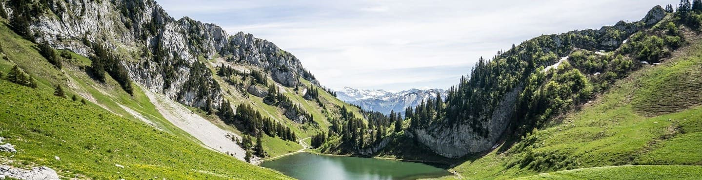 Le lac d'Arvouin se trouve à proximité de Châtel