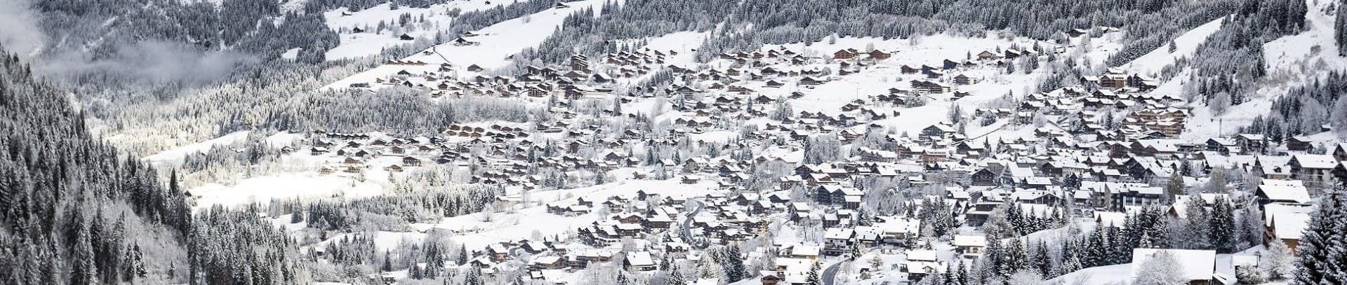 Le village de Châtel sous la neige en hiver
