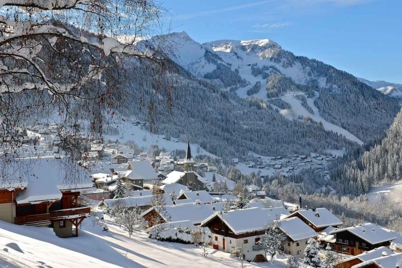 Plan du village, horaires des bus, parkings