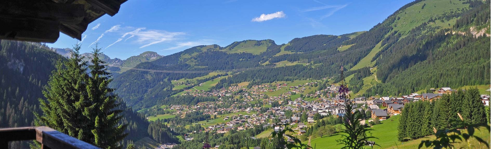 Le village de Châtel en été