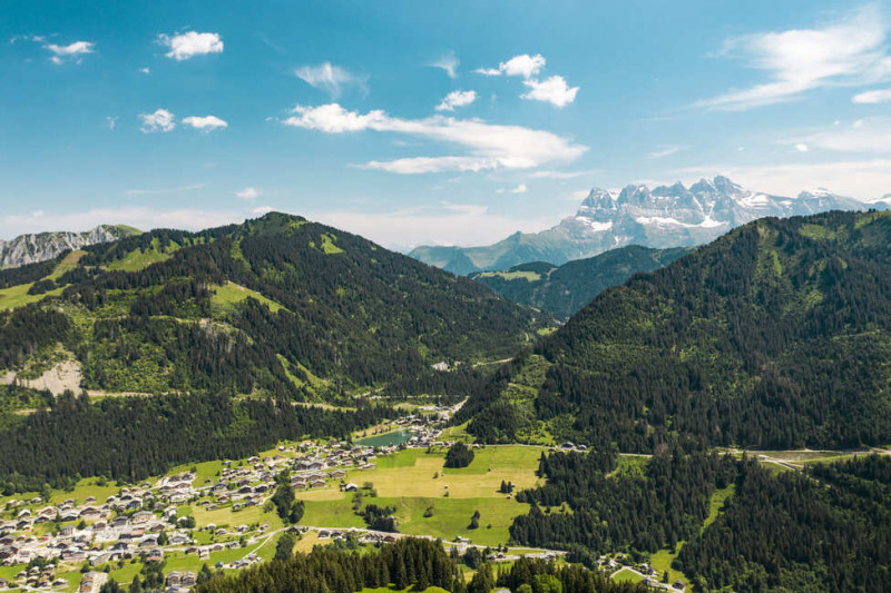 Venir à Châtel et découvrir le village sous le soleil