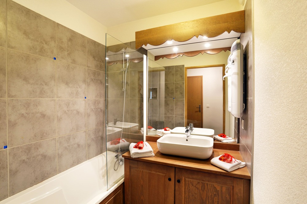 Le Grand Ermitage Châtel, residence with services, bathroom