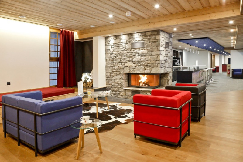Les Fermes de Châtel Odalys, résidence de tourisme à Châtel, salon avec cheminée Les Fermes de Châtel Odalys, résidence de tourisme à Châtel, salon avec cheminée