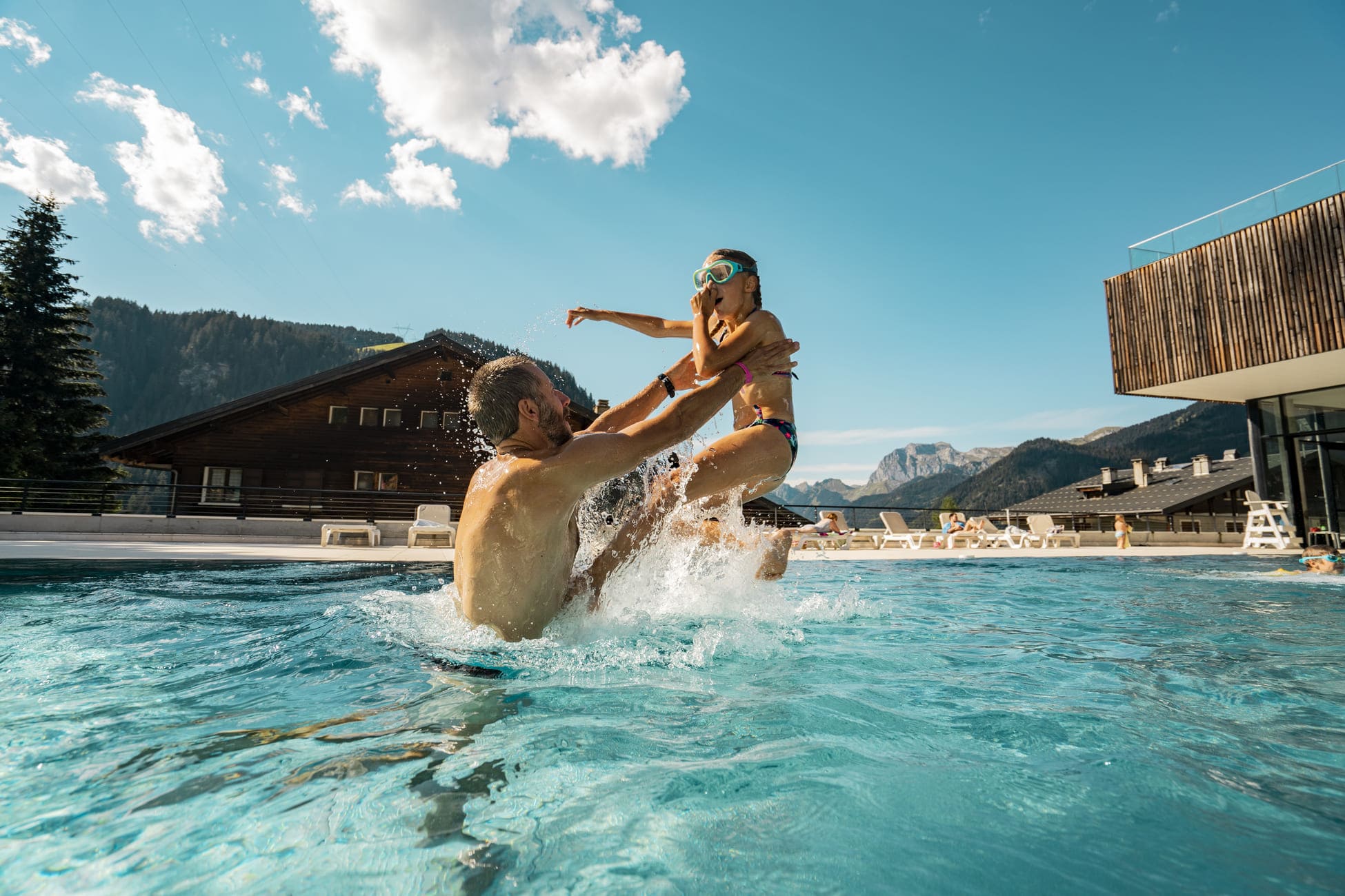 Piscine extérieure du centre aquatique Forme d'O Châtel © Lambert Meyer