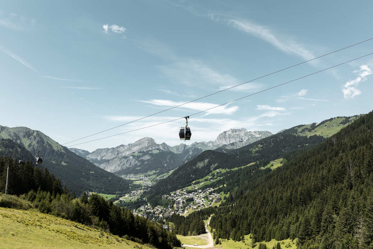 En été, la télécabine de Super Châtel est gratuite pour les piétons avec le Multi Pass