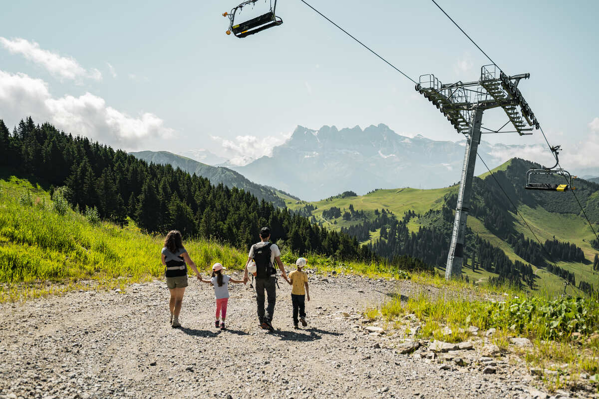 En été les remontées mécaniques piétonnes de Châtel sont gratuites