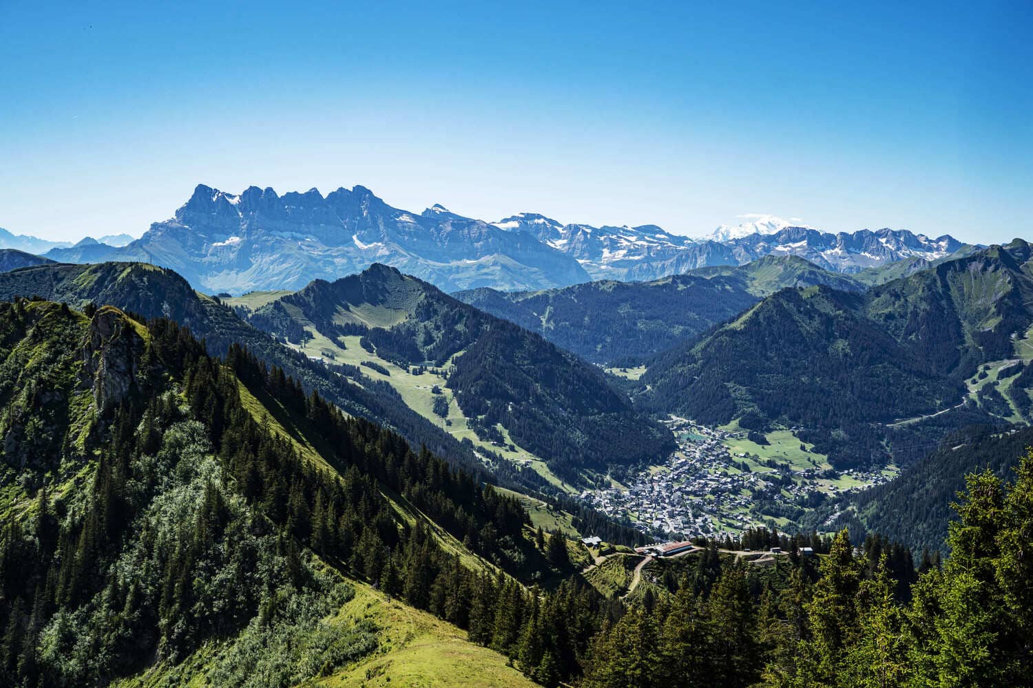 Le village de Chatel et les Dents du Midi en été, vue depuis la Chapelle d'Abondance