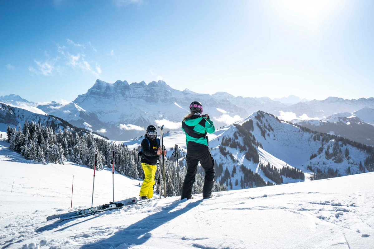 Deux personnes qui skient à Châtel, French Alps