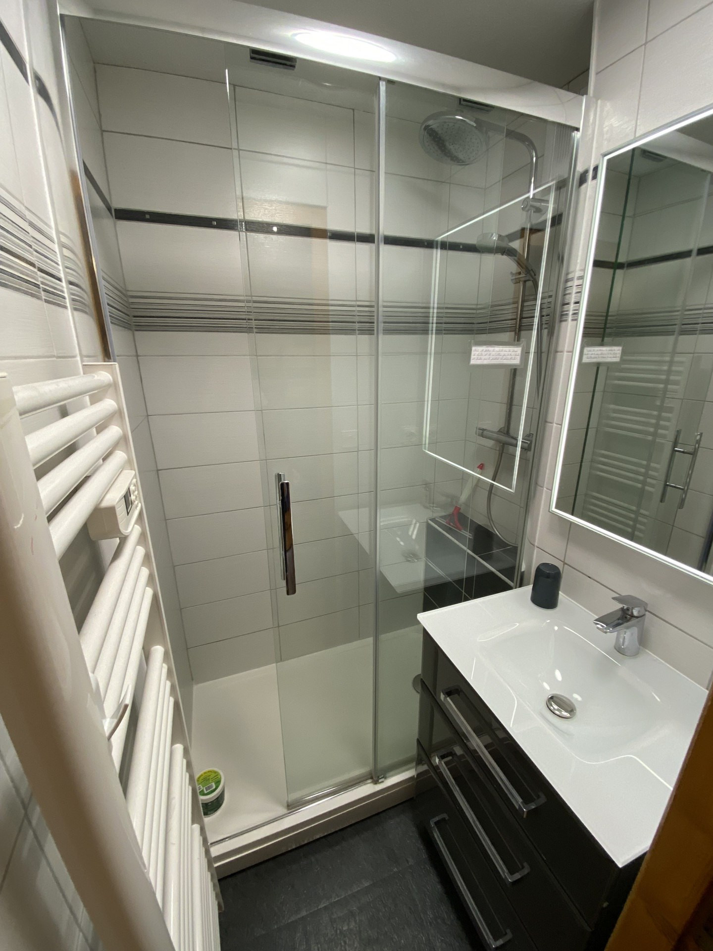 _lv_images__lot_0000000100_08_8307412