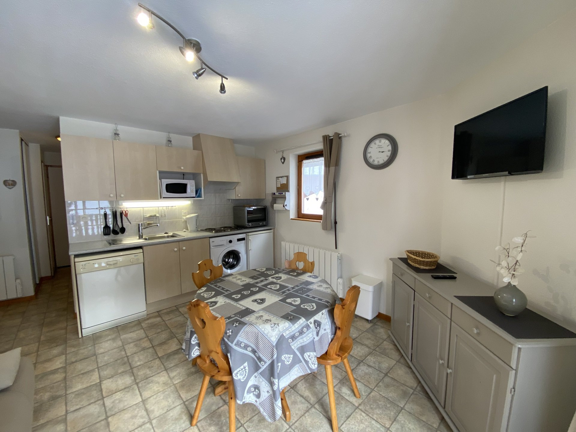 _lv_images__lot_0000000102_01_8215728