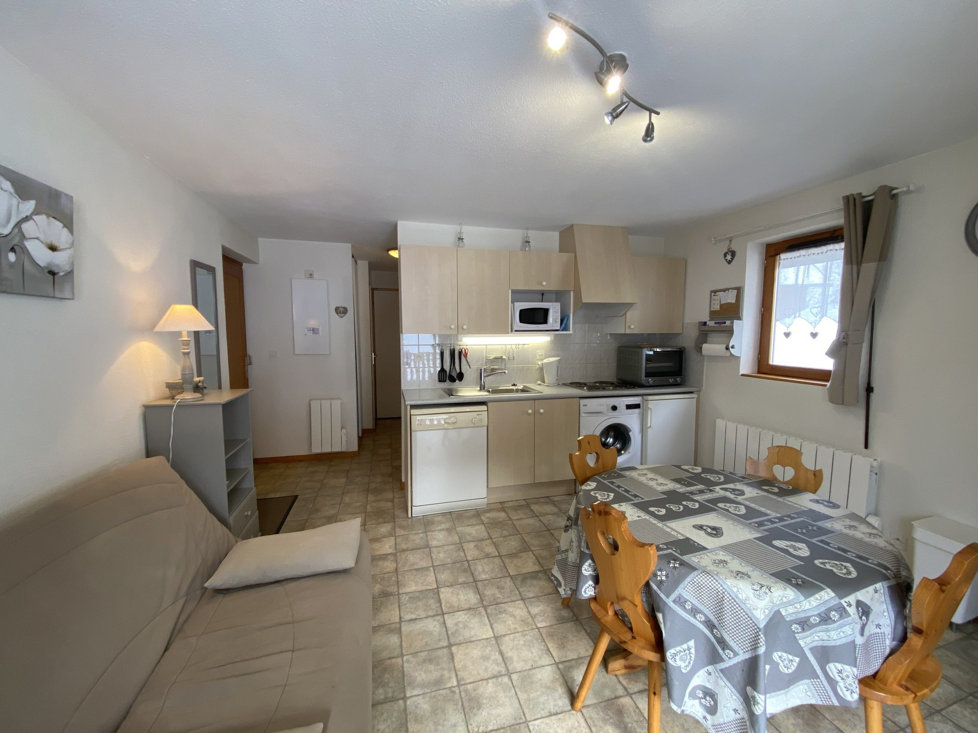 _lv_images__lot_0000000102_02_8279385