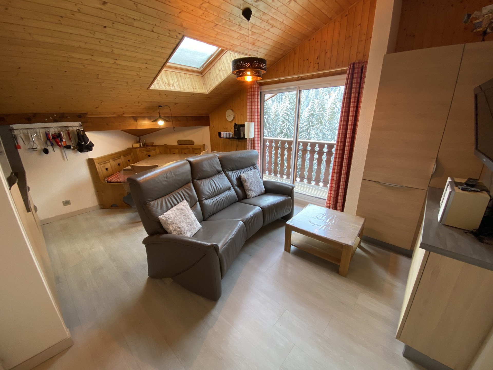 _lv_images__lot_0000000106_01_8458644