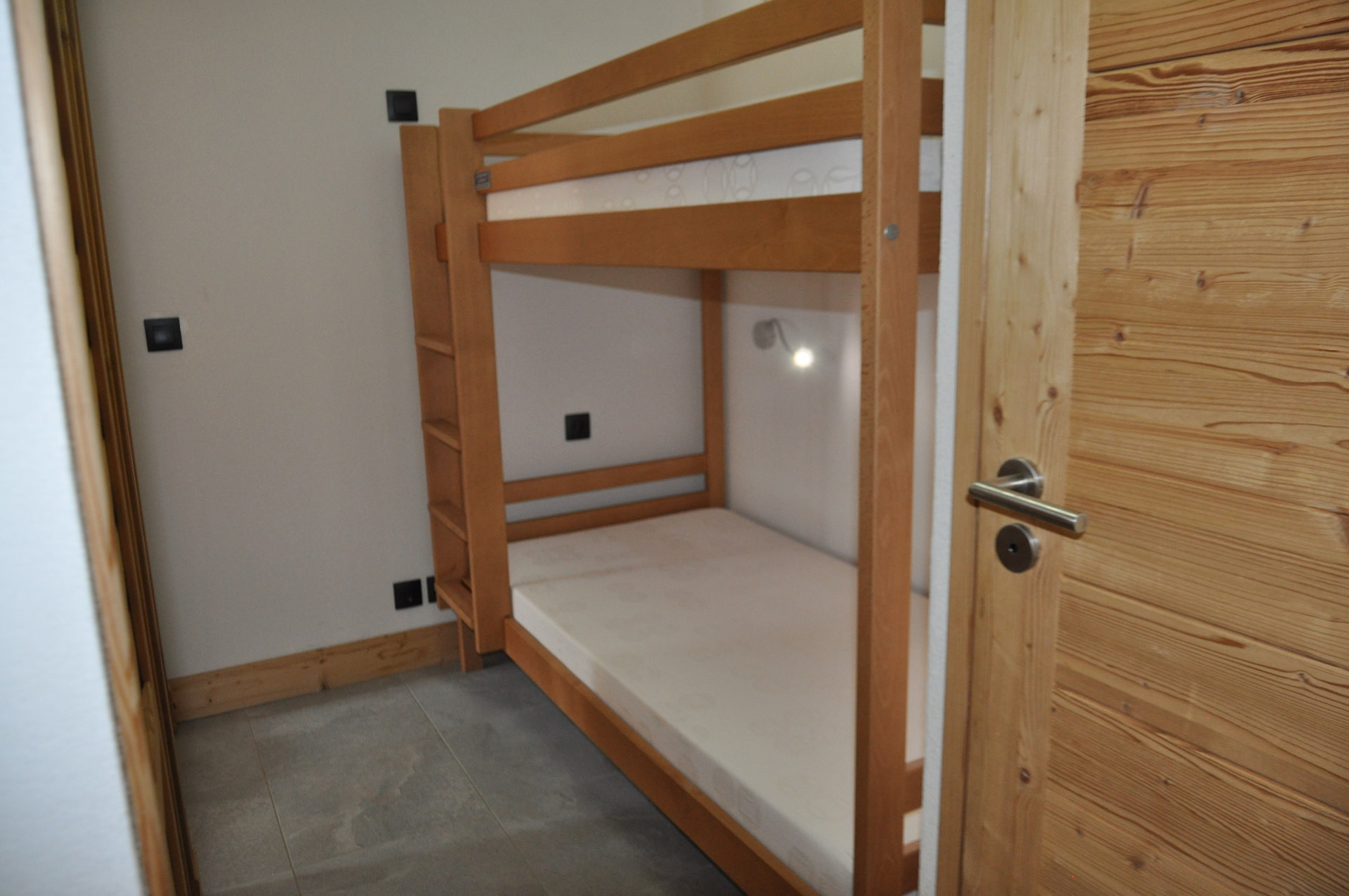 _lv_images__lot_0000000115_09_8588813