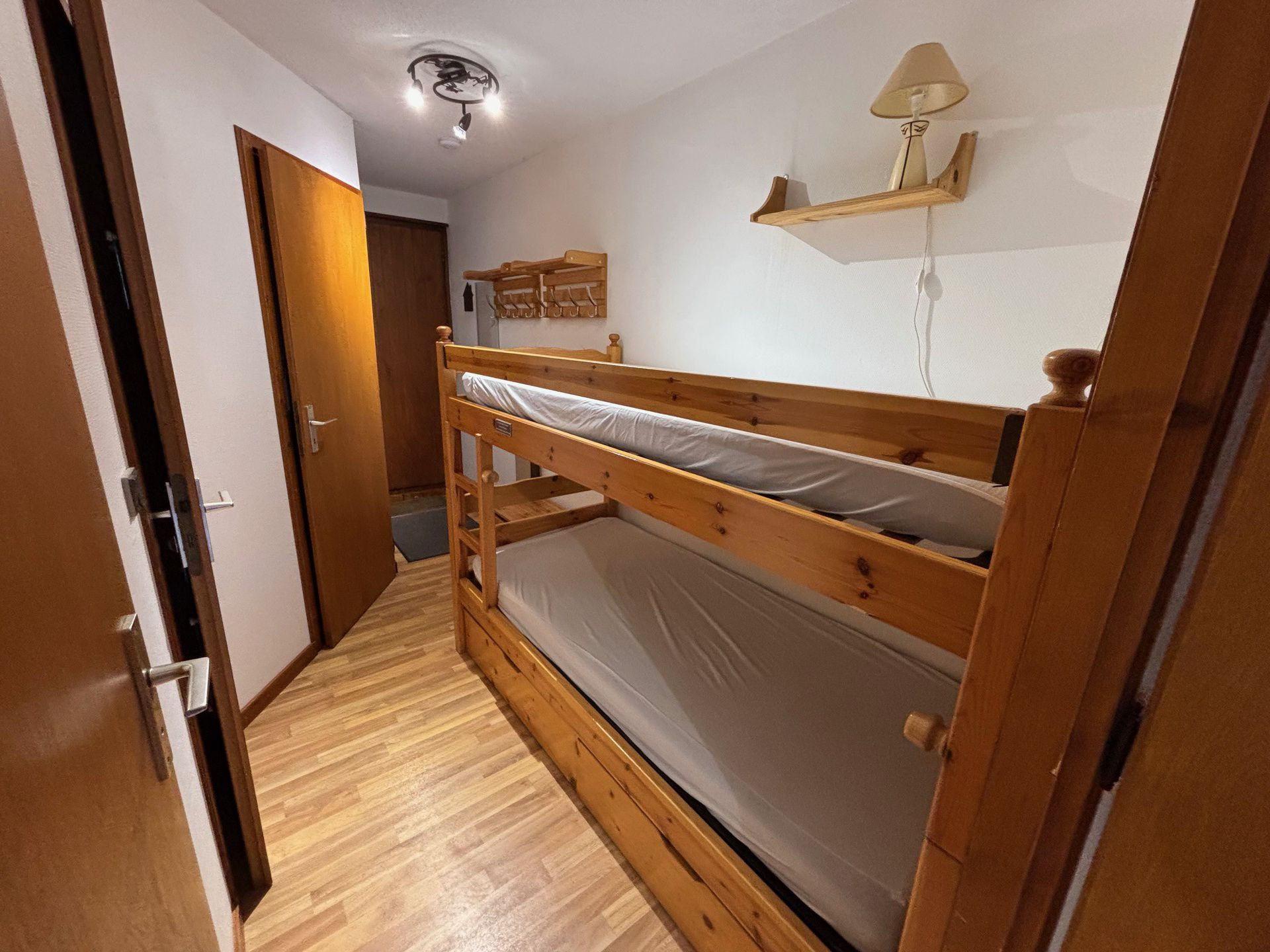 _lv_images__lot_0000000124_08_8431173