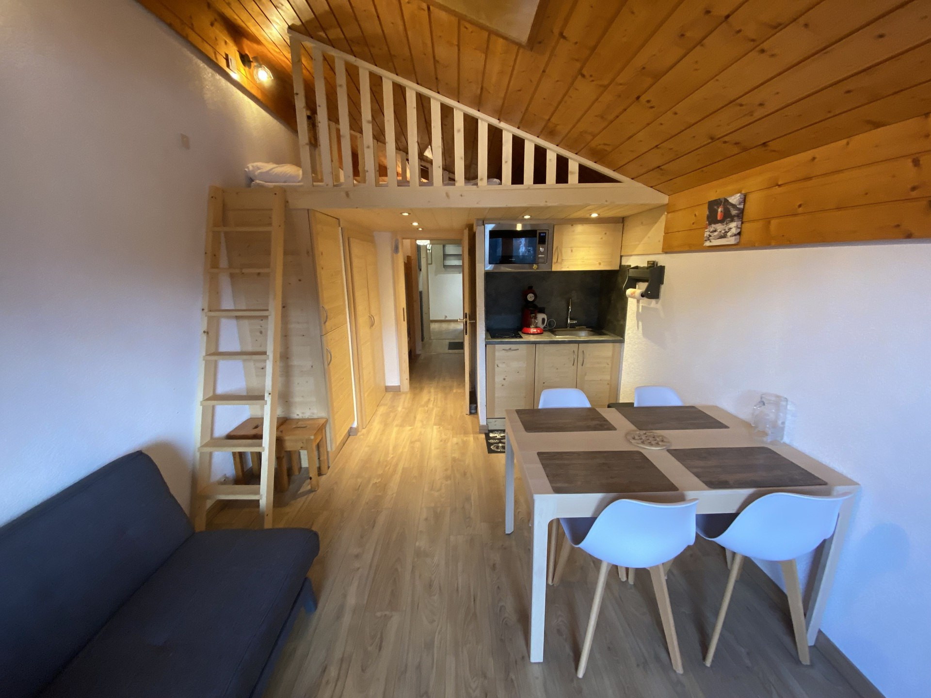 _lv_images__lot_0000000147_02_8230385 _lv_images__lot_0000000147_02_8230385