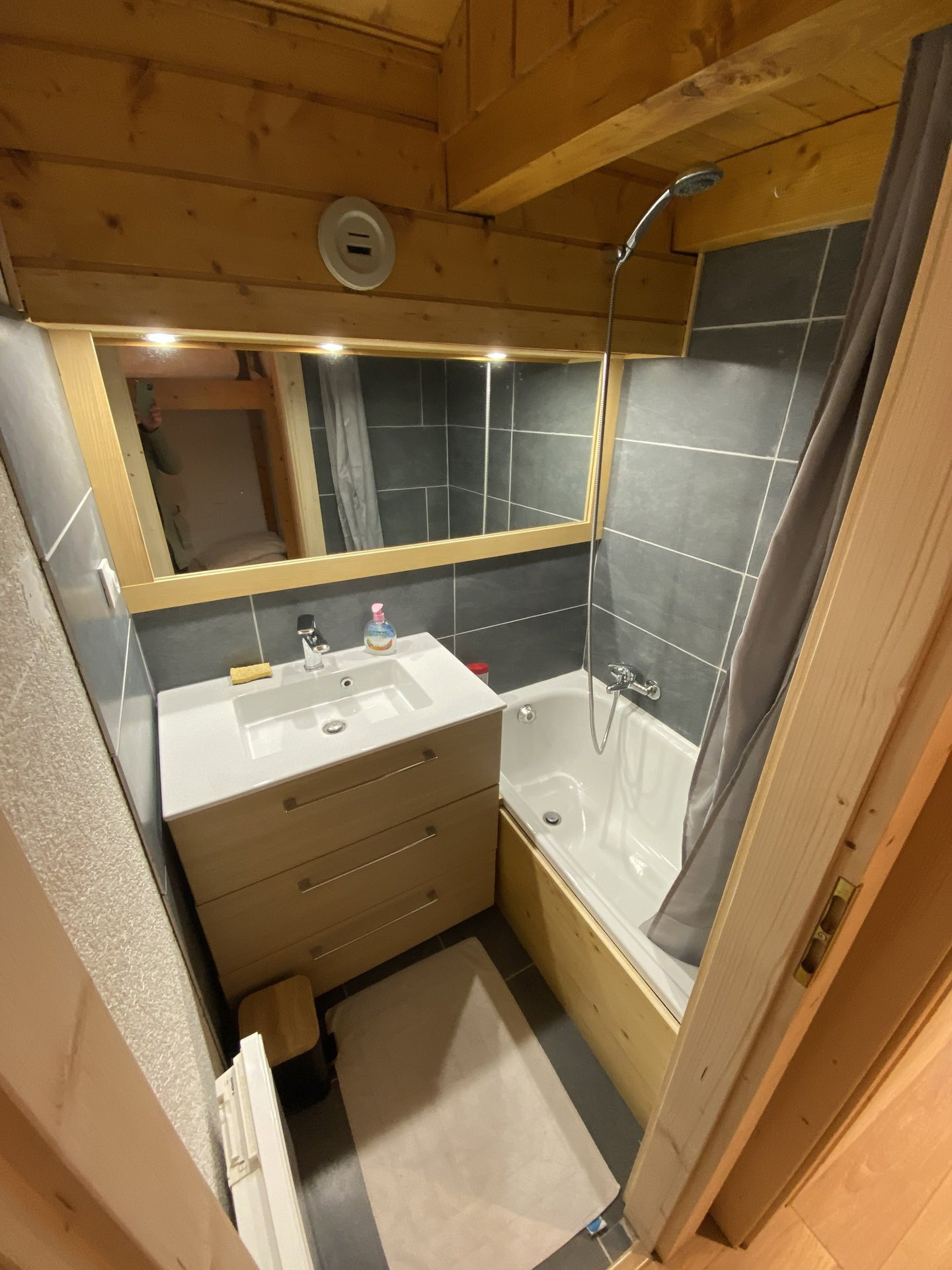 _lv_images__lot_0000000147_10_8516343