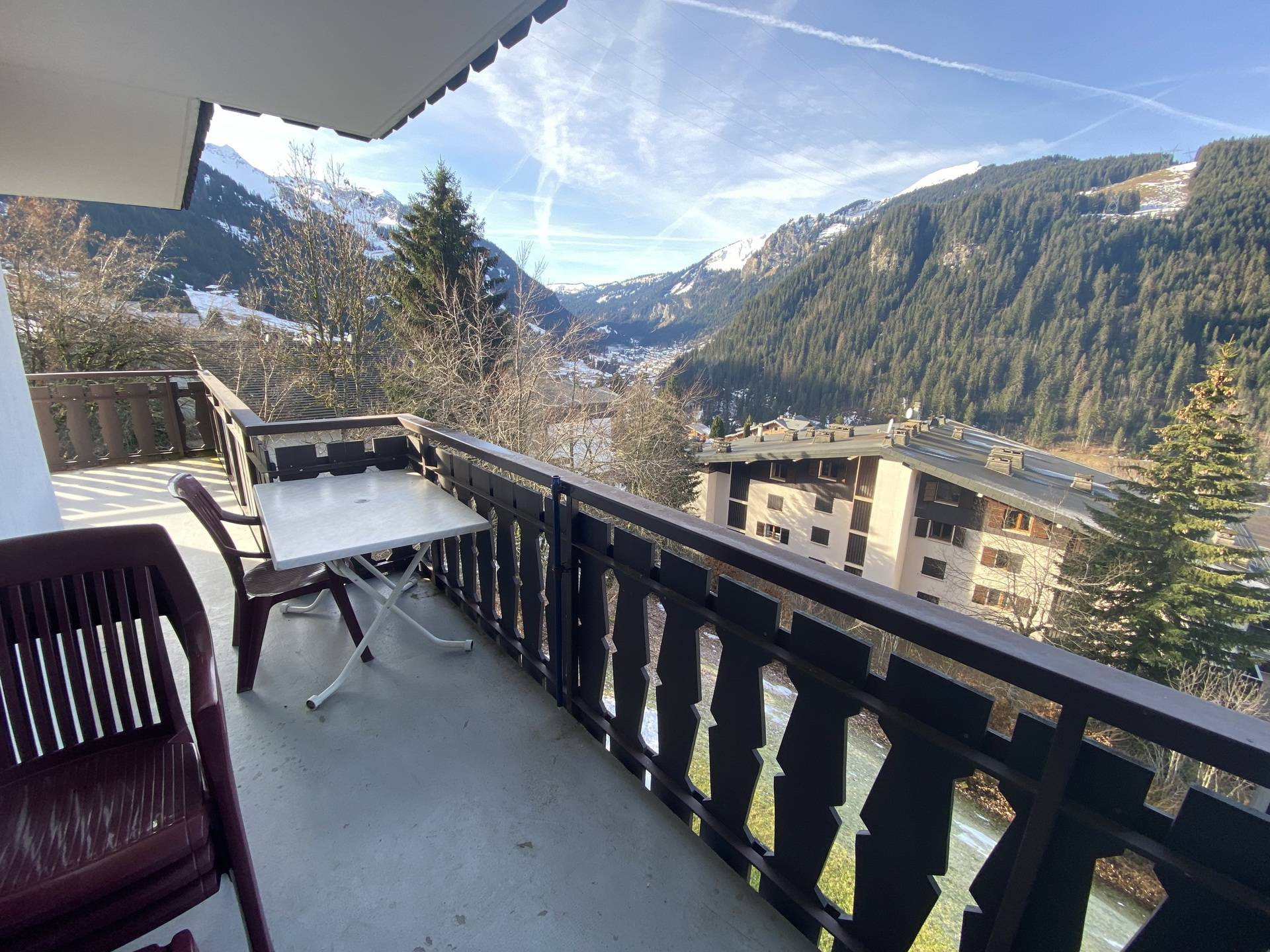 _lv_images__lot_0000000215_03_8571759