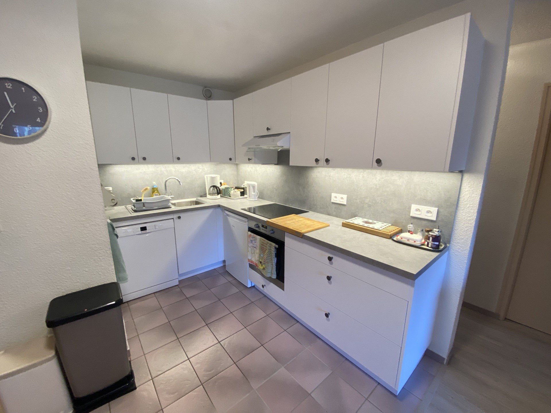 _lv_images__lot_0000000215_07_8571763