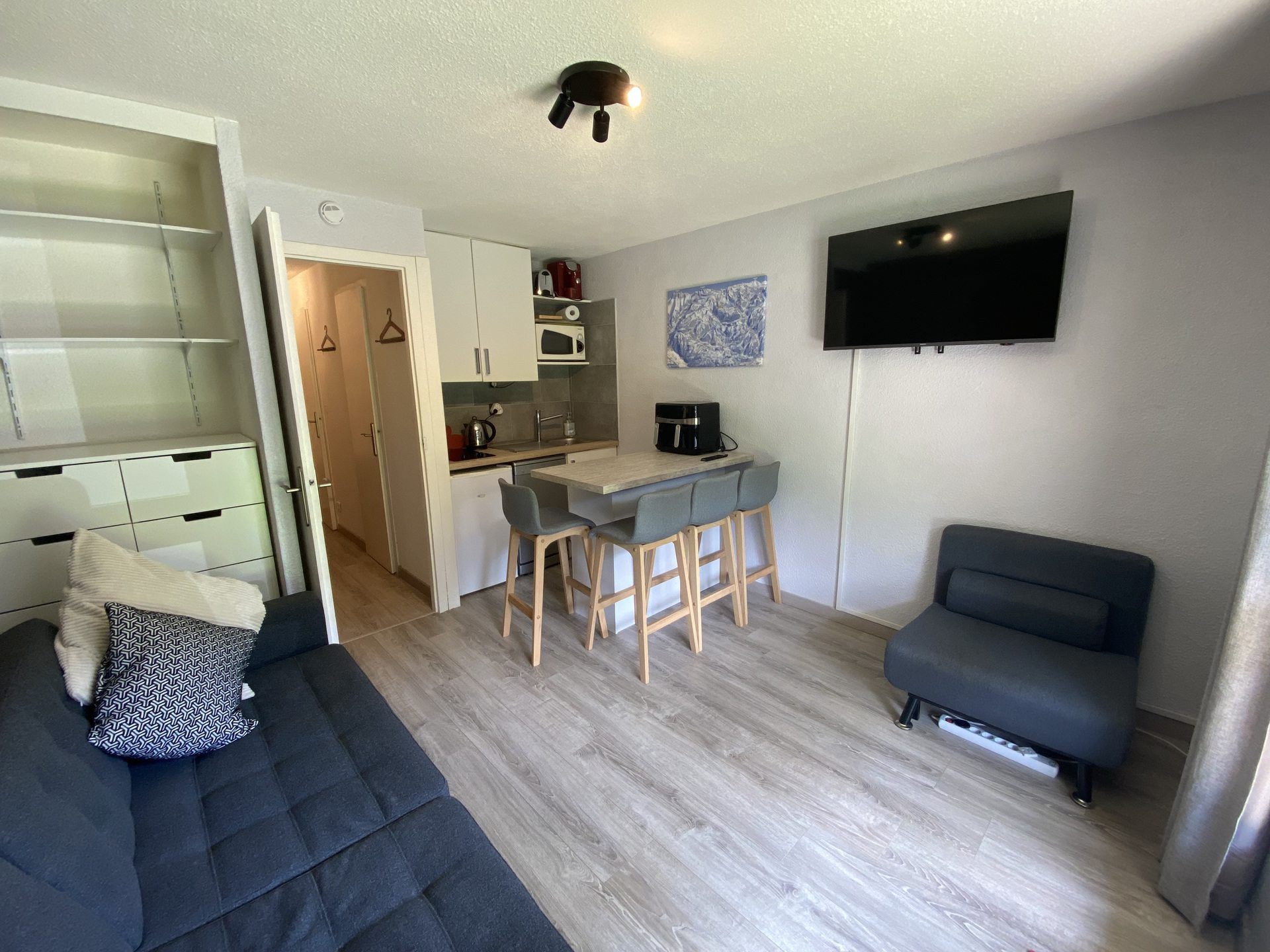 _lv_images__lot_0000000225_06_8324942