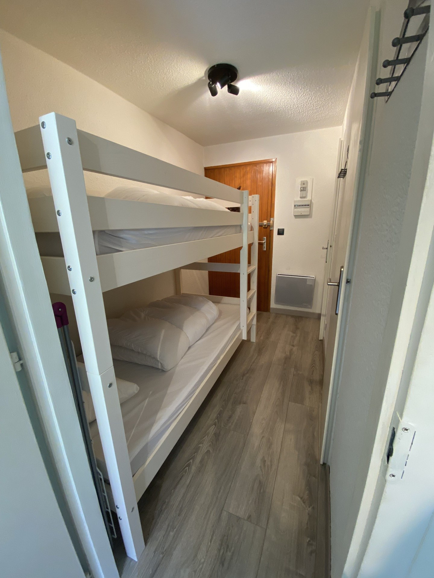 _lv_images__lot_0000000225_10_8521016