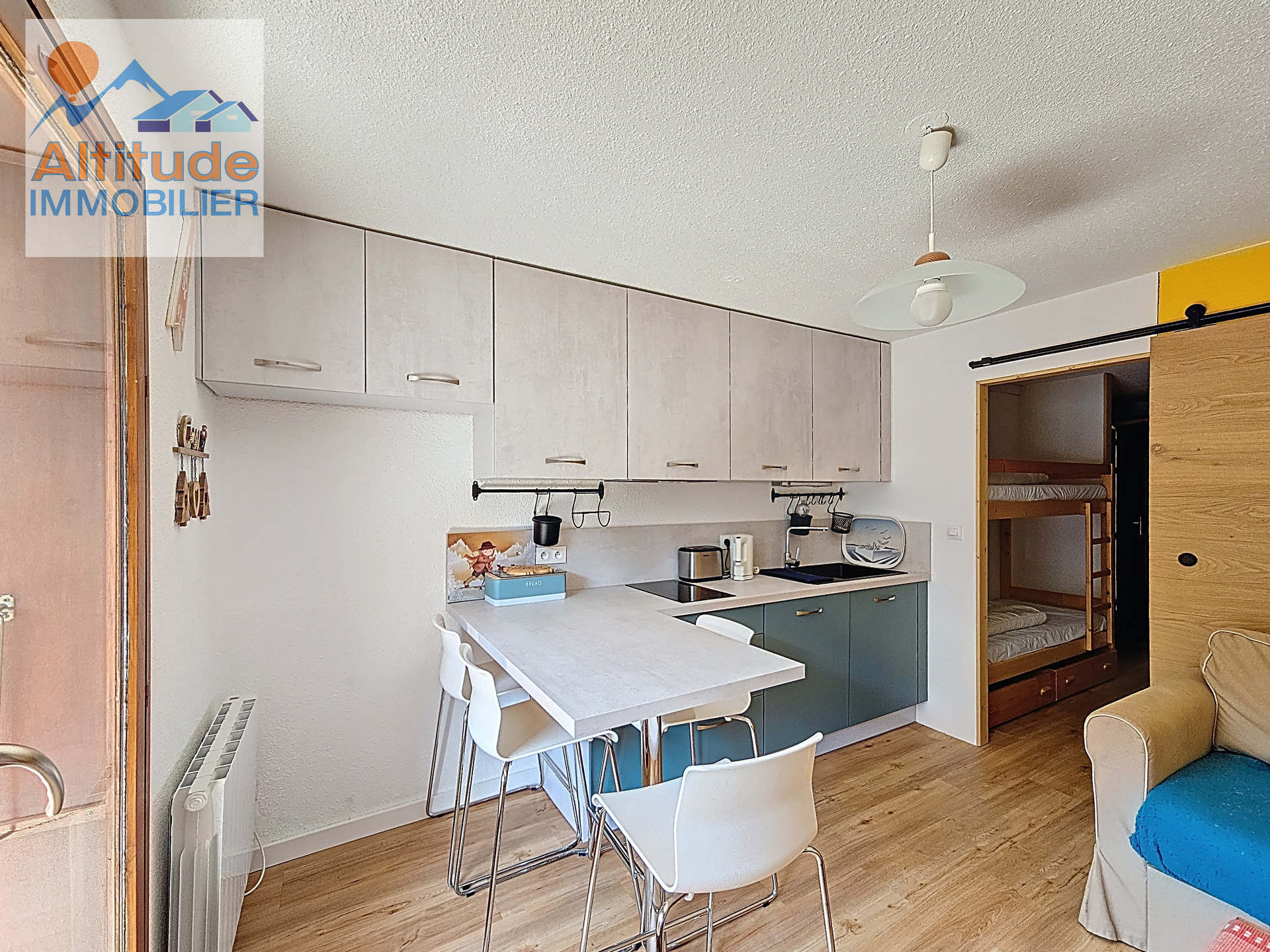 _lv_images__lot_0000000242_01_8572347