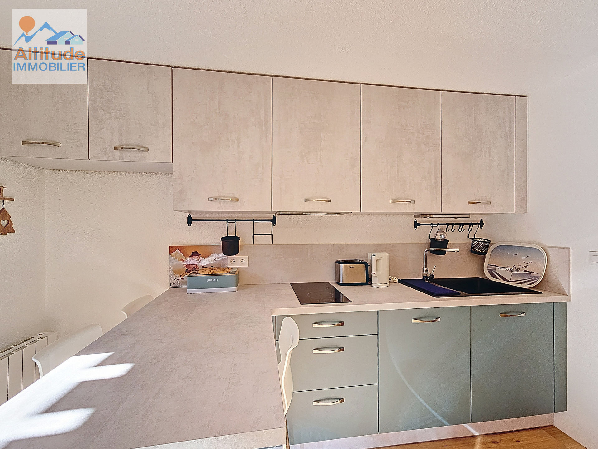 _lv_images__lot_0000000242_02_8572348