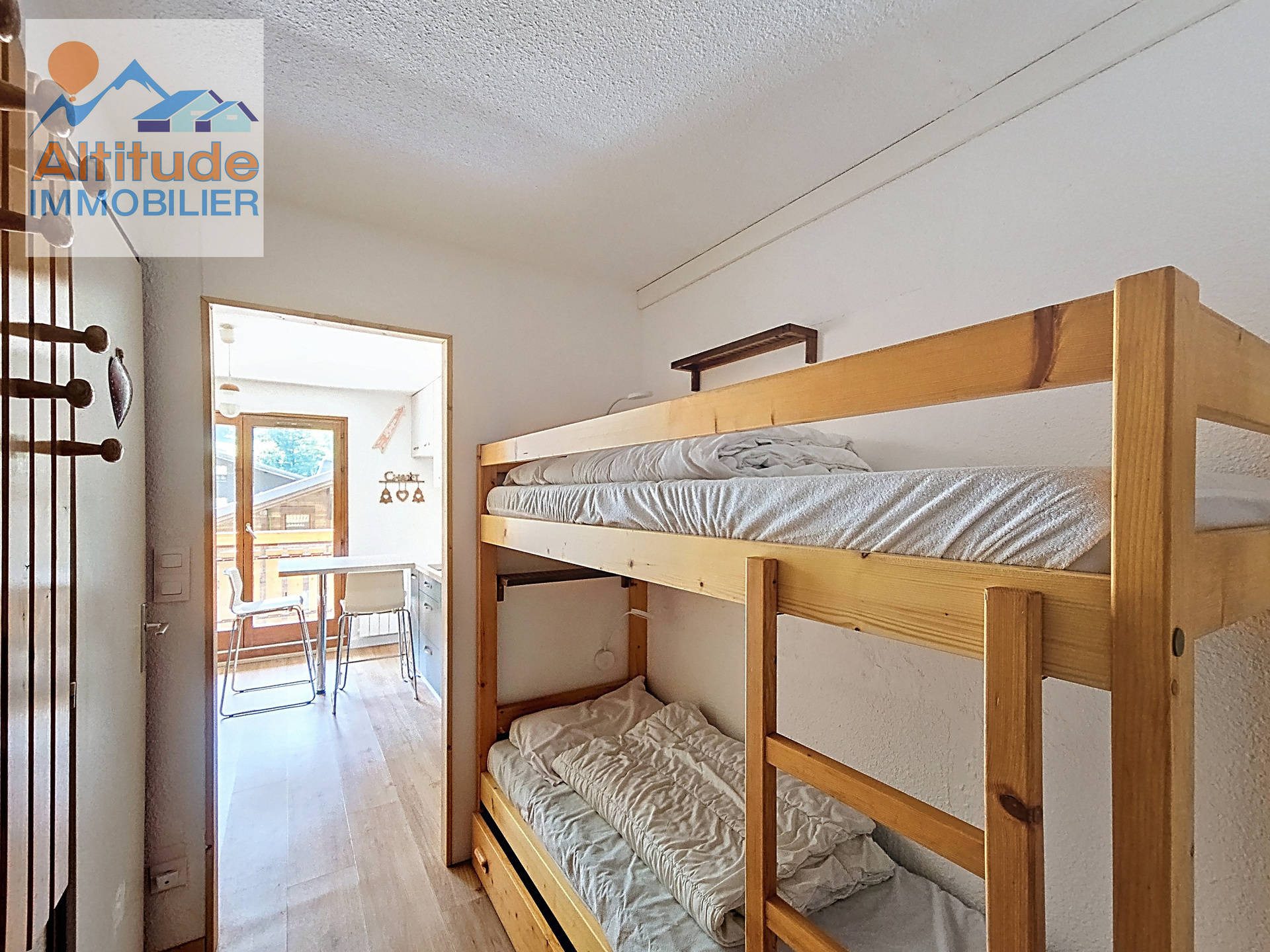 _lv_images__lot_0000000242_05_8572351