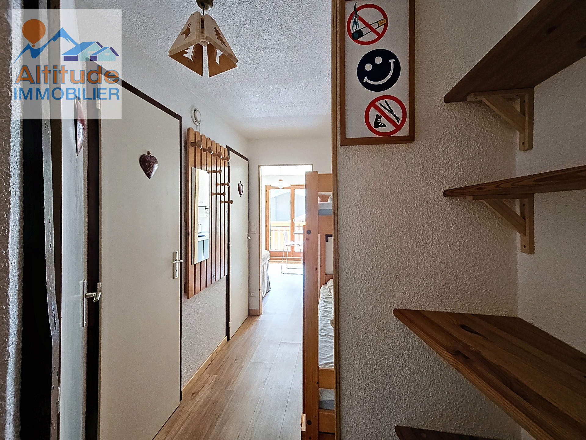 _lv_images__lot_0000000242_06_8572352