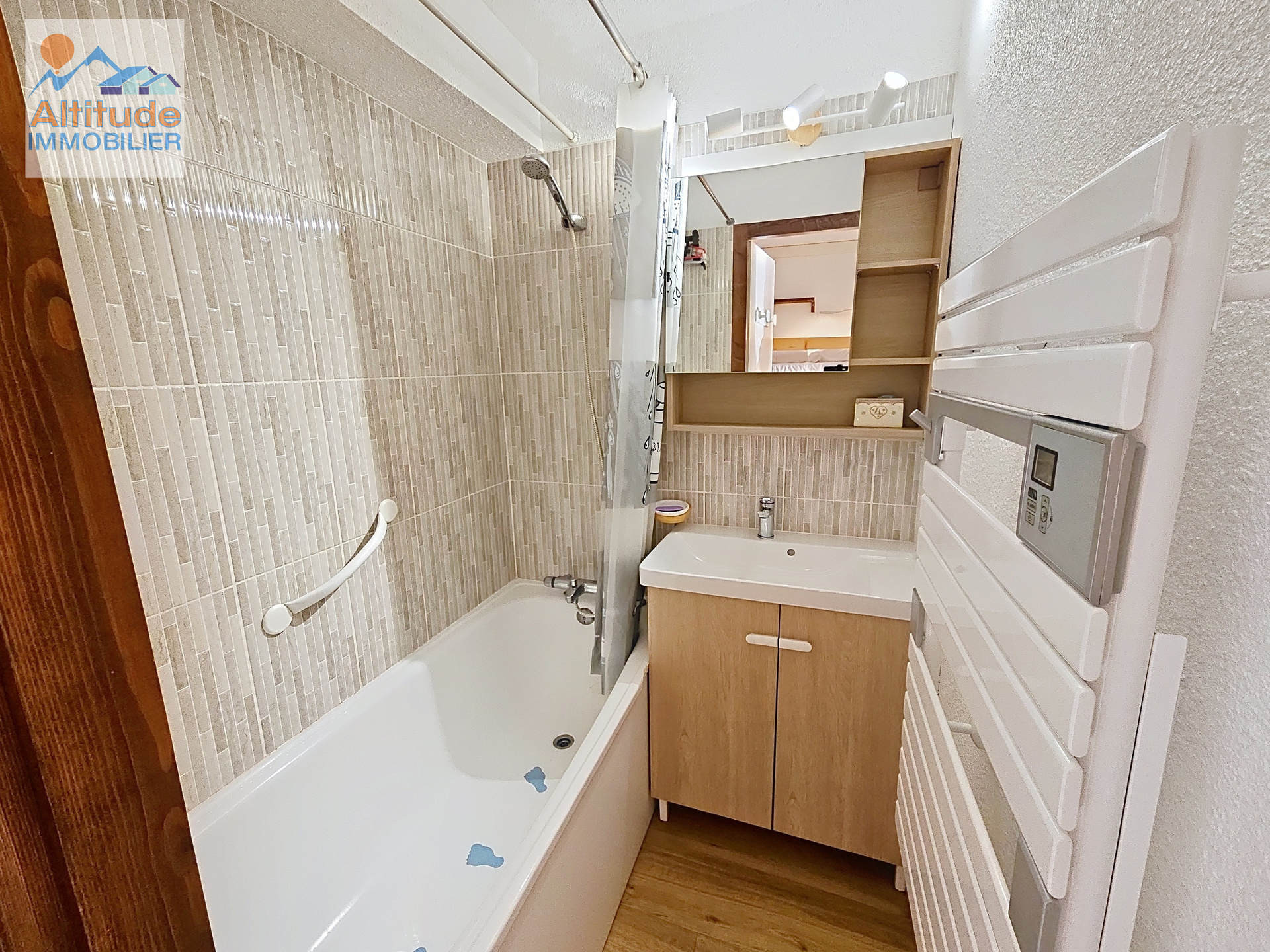 _lv_images__lot_0000000242_08_8572354