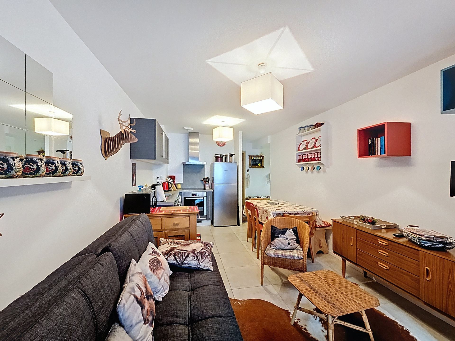 _lv_images__lot_0000000247_04_8366981