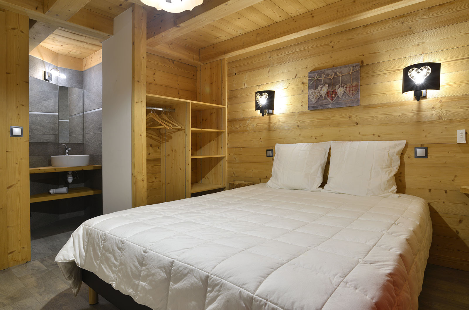 Flat sleeps 14, Florence, bedroom barbossine, Châtel summer vacations