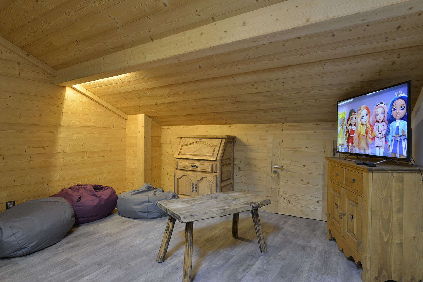 Flat sleeps 14, Florence, TV room, châtel haute-savoie