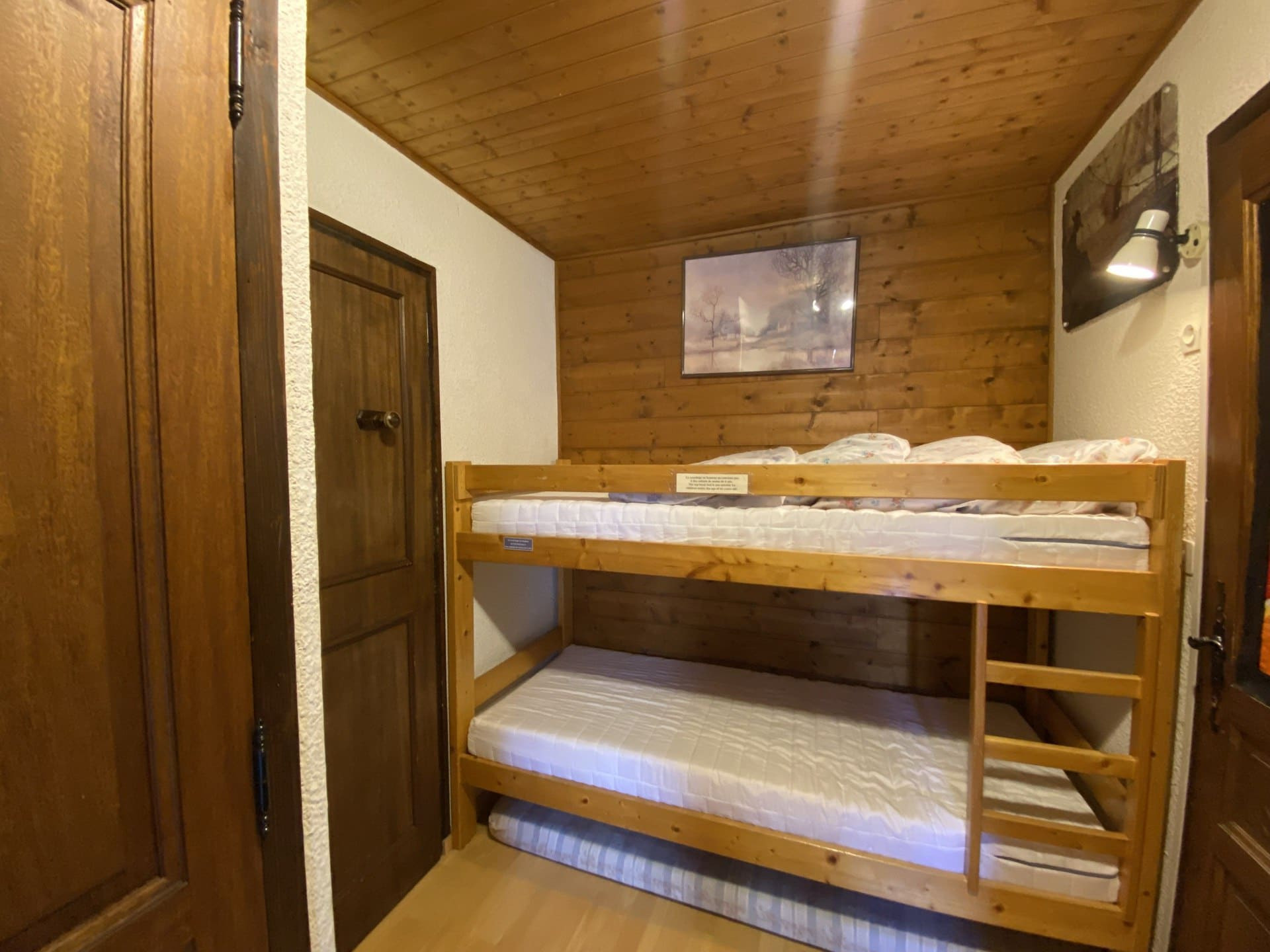 Apartment 284 in résidence le MOULIN, bunk beds in the entrance, Châtel Booking