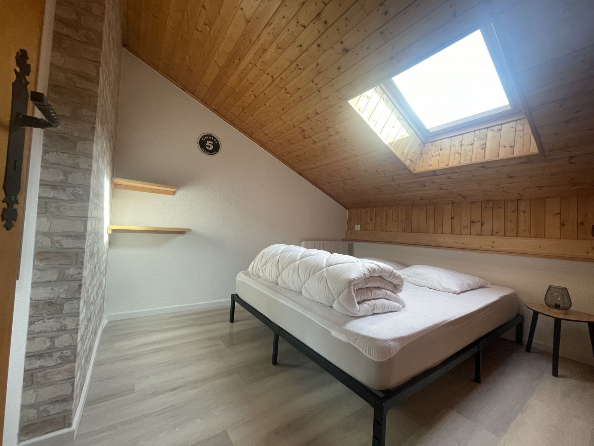 Apartment for 4 people, Chalet de l'Oy, Loy Châtel, Bedroom, Sun over the Alps (TITLE) Apartment for 4 people, Chalet de l'Oy, Loy Châtel, Bedroom, Sun over the Alps (ALT)