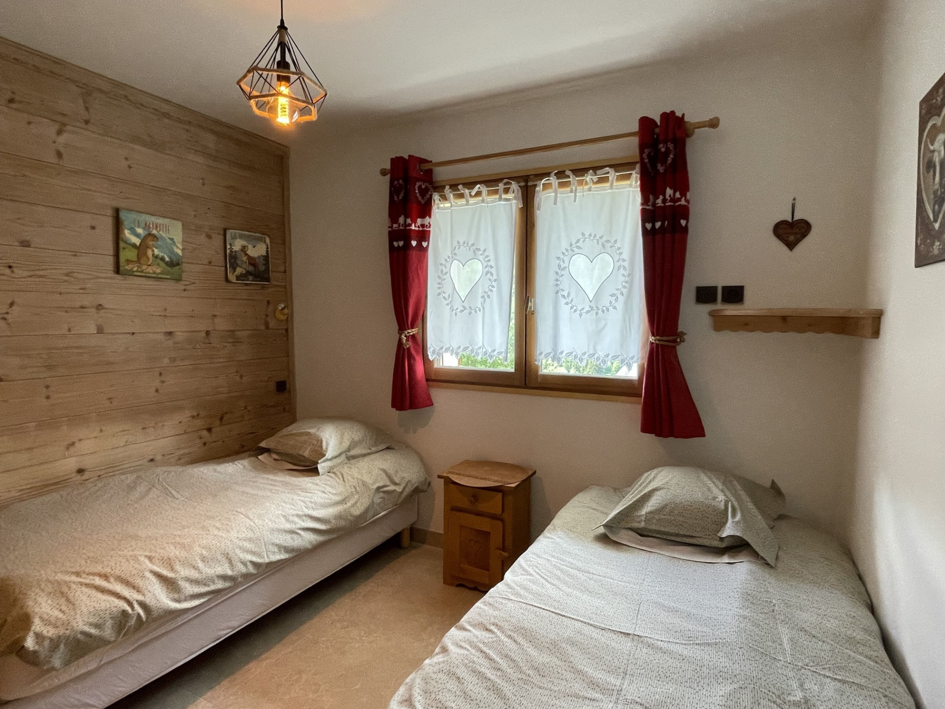 “Boule de Neige” Apartment, bedroom with two single beds, Châtel, Haute-Savoie