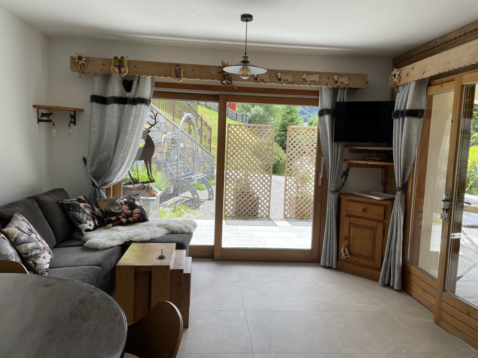 “Boule de Neige” Apartment, living room, Châtel: family-friendly skiing in the sun