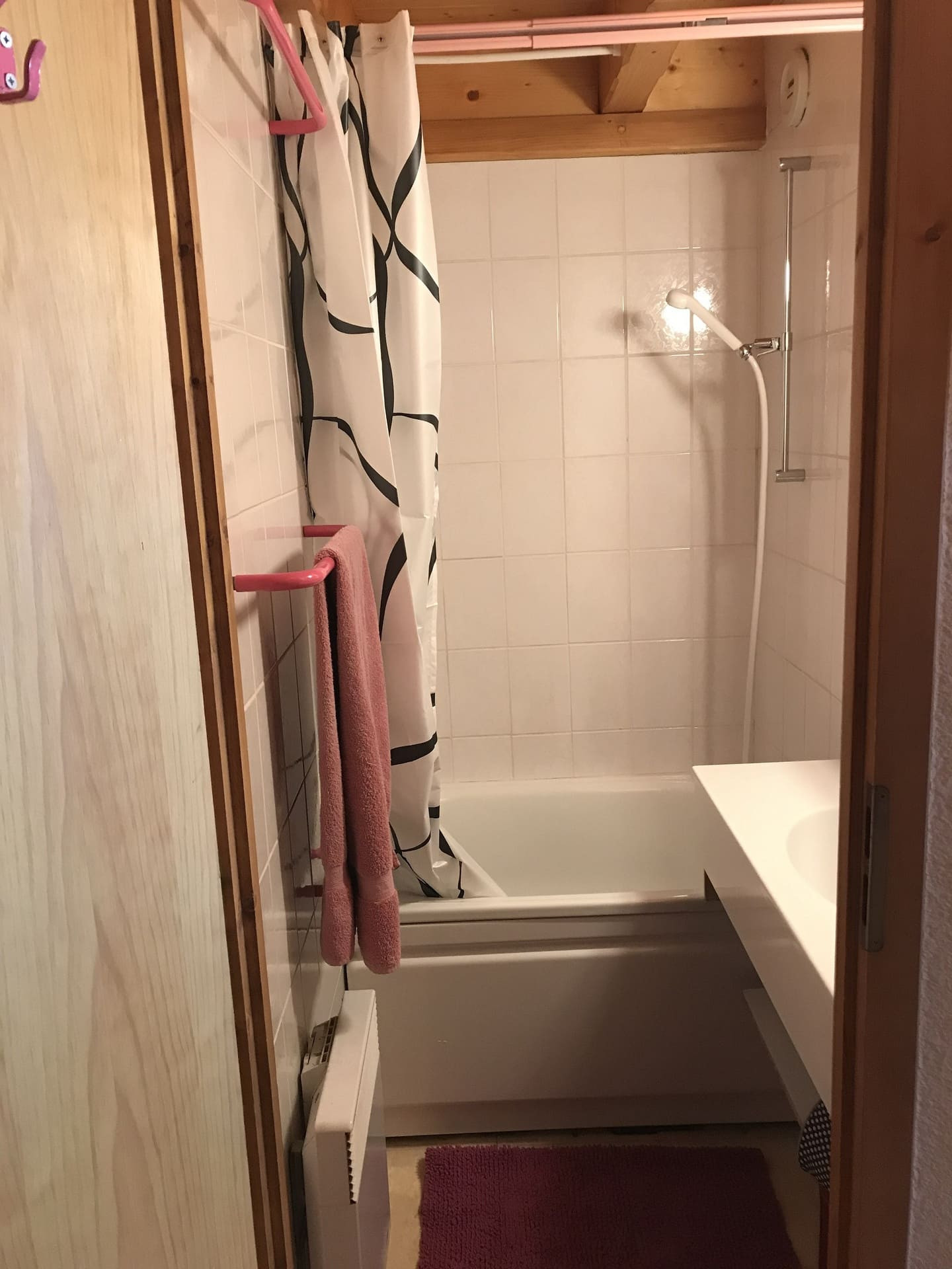 Apartment in Chalet du Perthuis 15D, Bathroom, Châtel Hiking