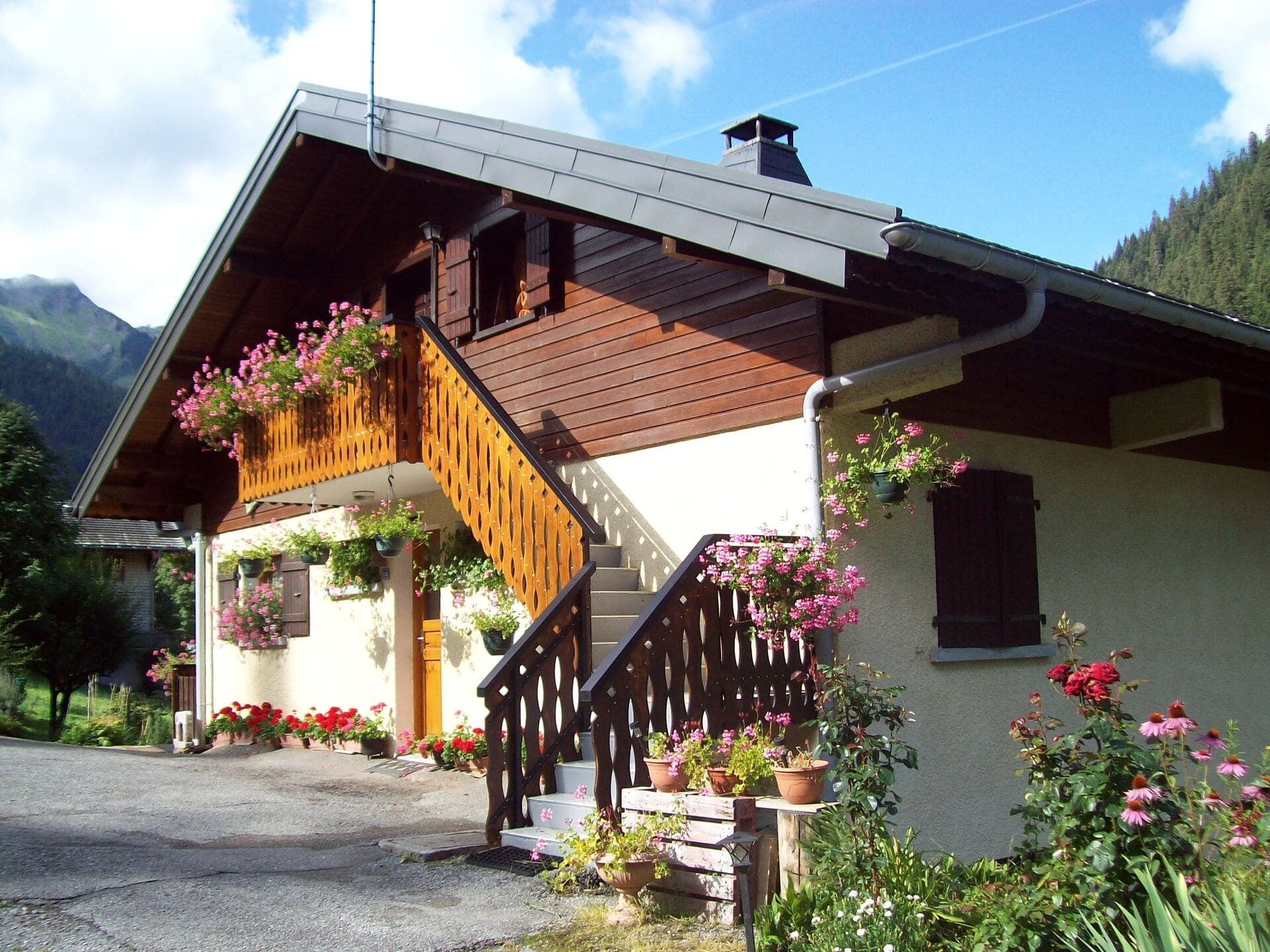 Apartment in chalet The Bivouac, Chalet view, Châtel Cottage