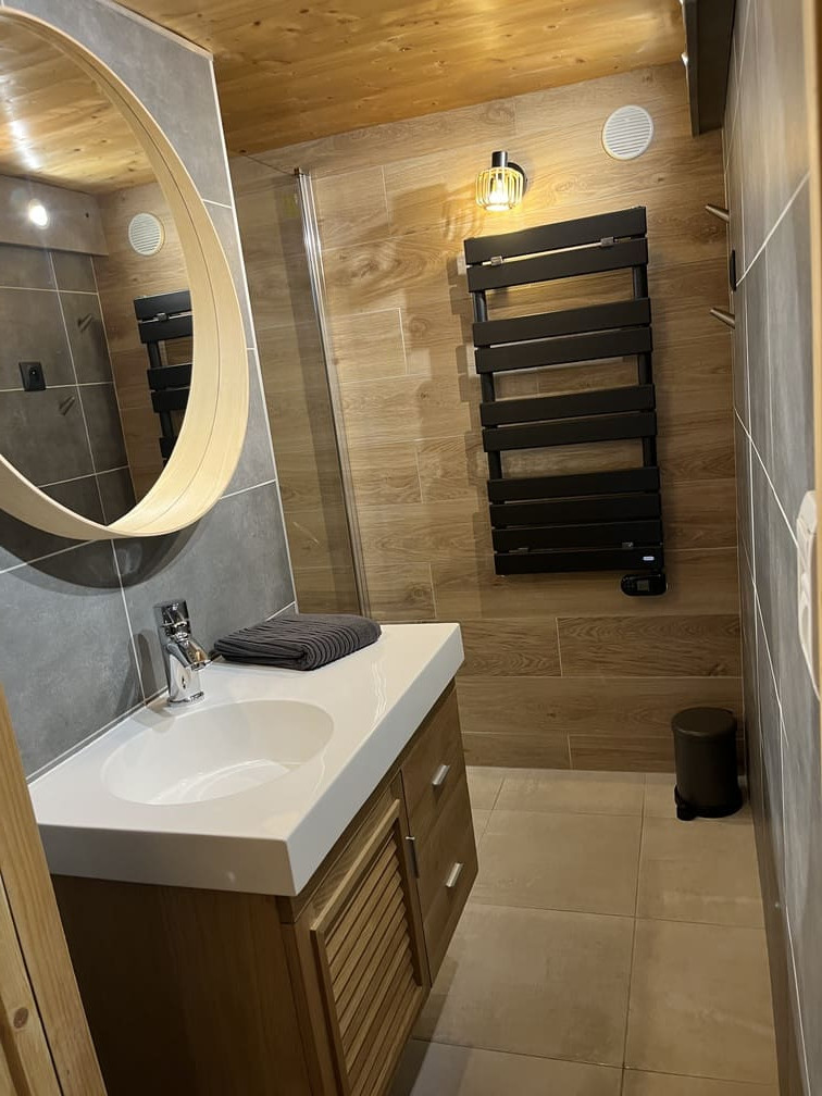 Apartment in chalet The Pivottes, Shower room, Châtel Holidays 74