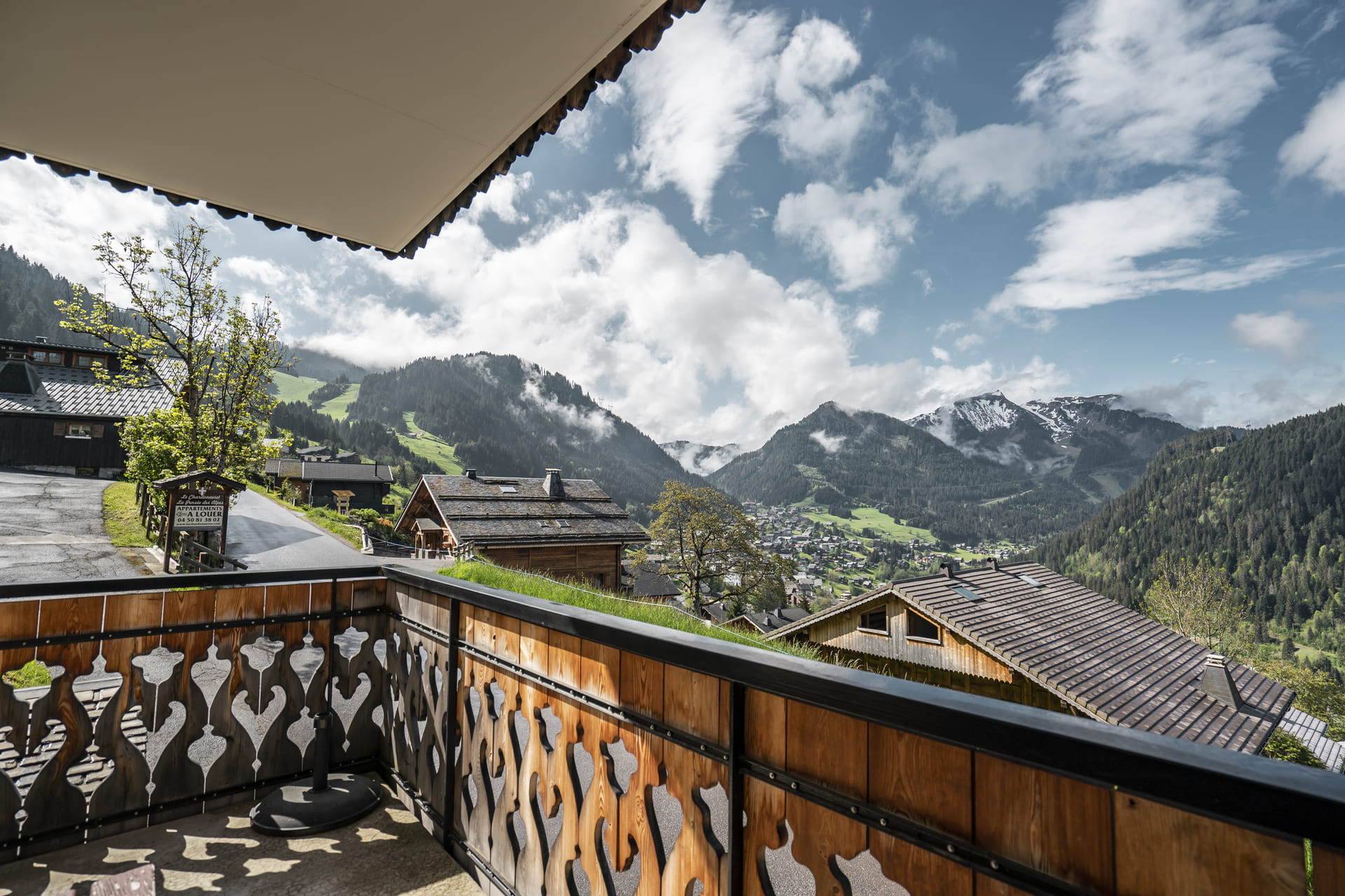 Apartment in chalet Pensée des Alpes, Balcony with valley view, Châtel