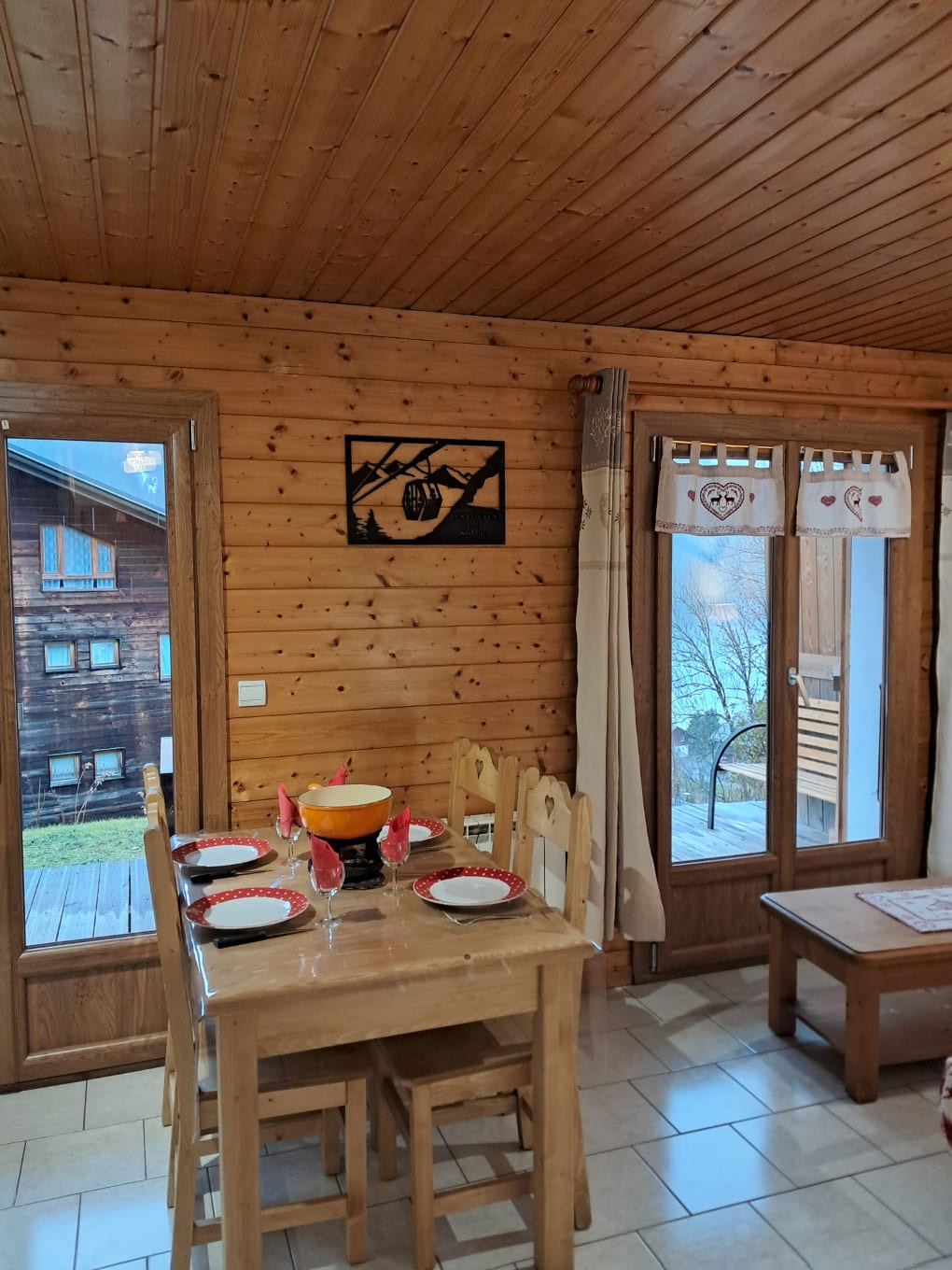 Geraniums Apartment, dining room, Châtel mountain holidays