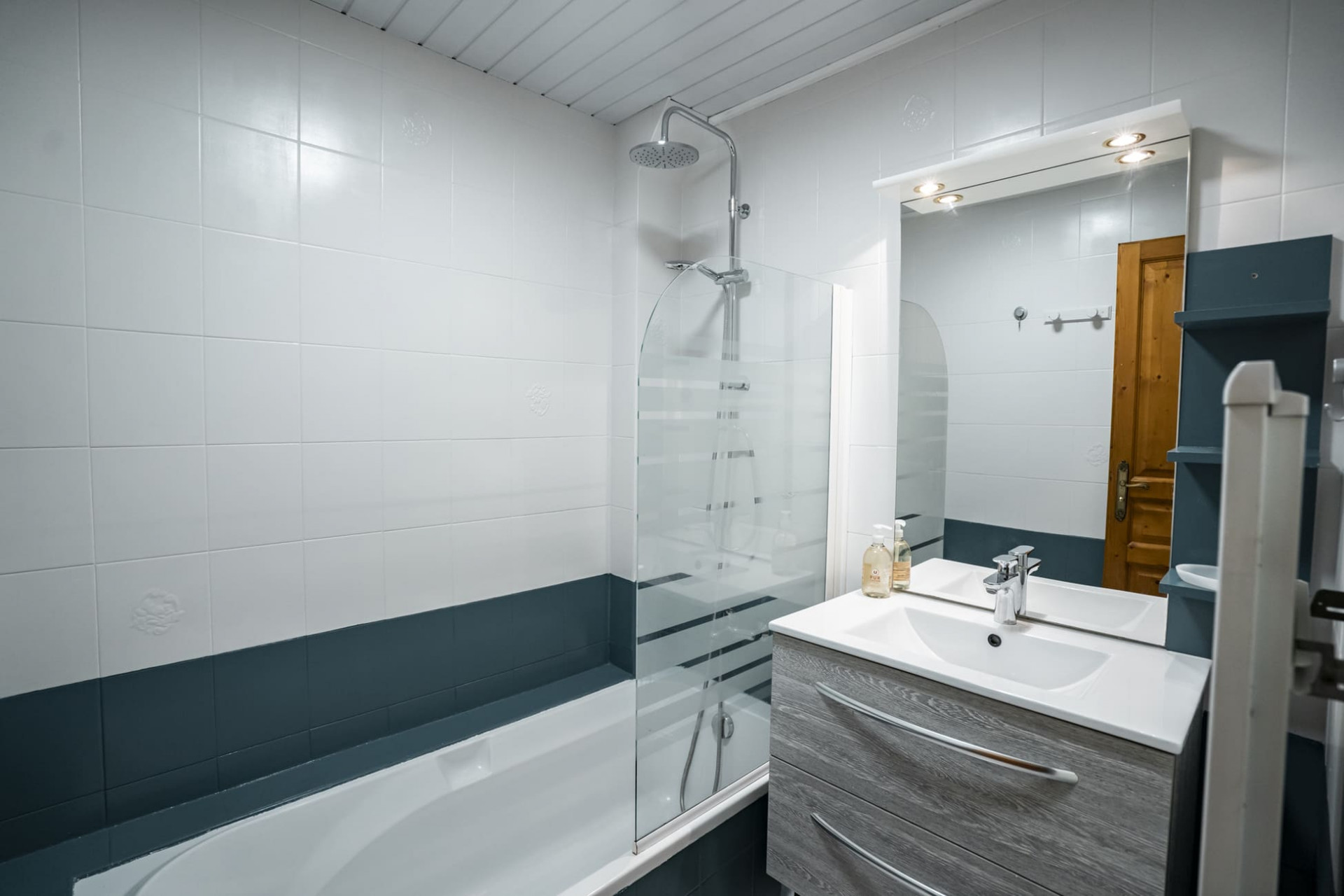 Apartment les Geraniums, Bathroom, Châtel Centre