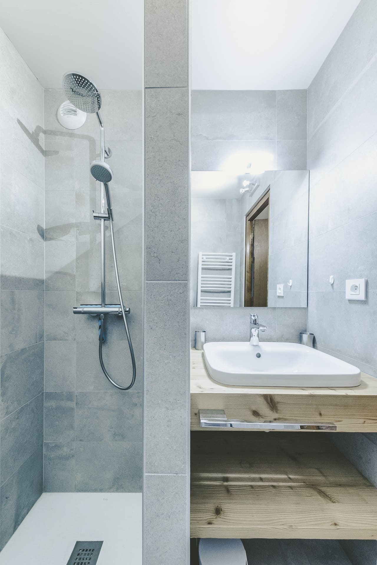 Apartment n°1 in residence Lou Candres, shower room, Châtel