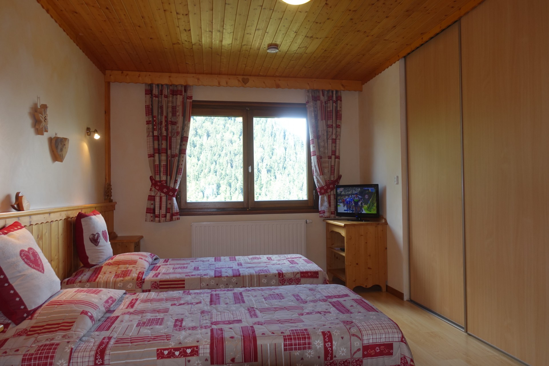 Apartment n°3 in residence The Blanchot, Bedroom with 2 single bed, Châtel Haute-Savoie