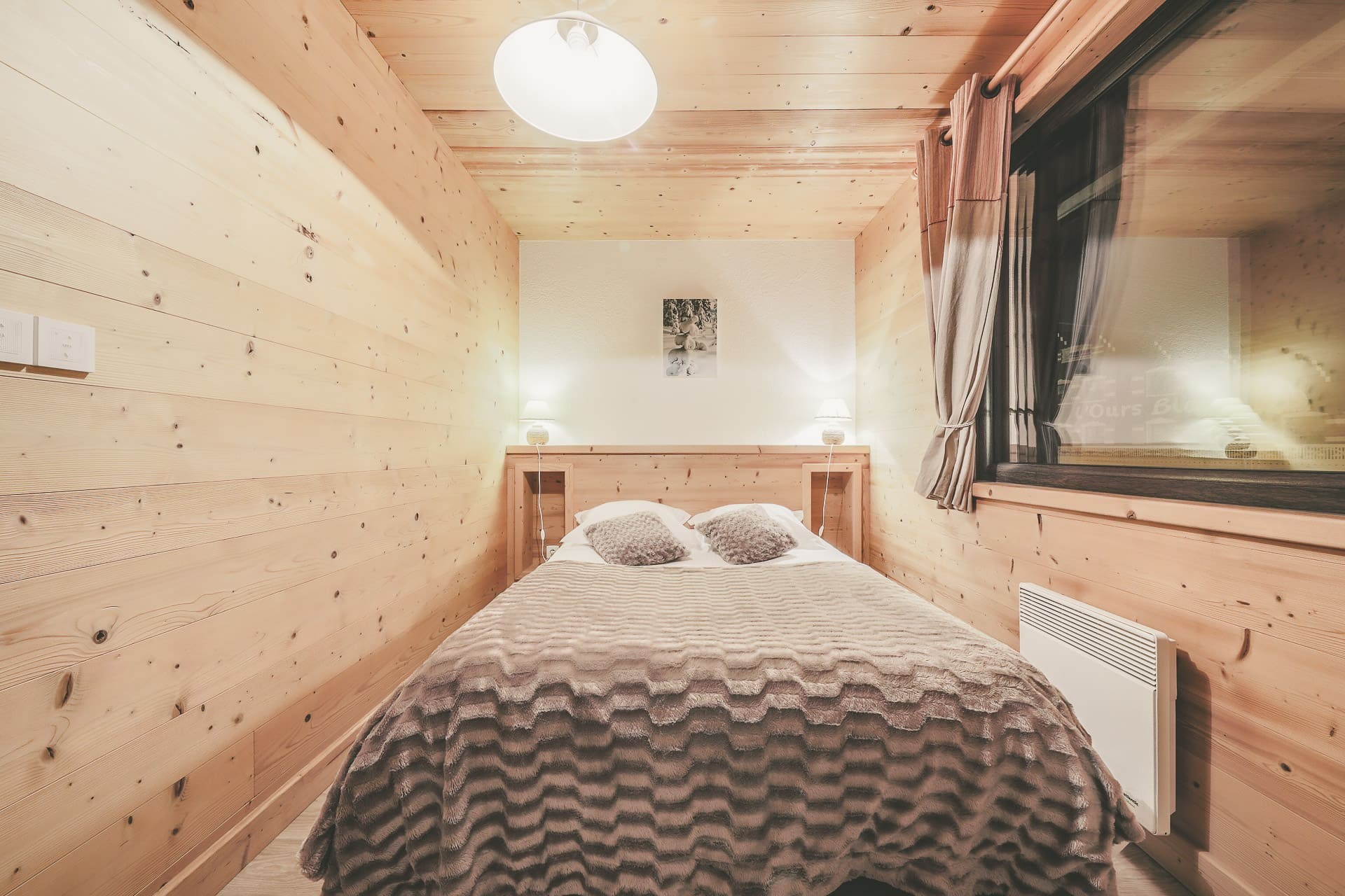 Apartment n°4 in residence Lou Candres, Bedroom with double bed, Châtel Haute Savoie