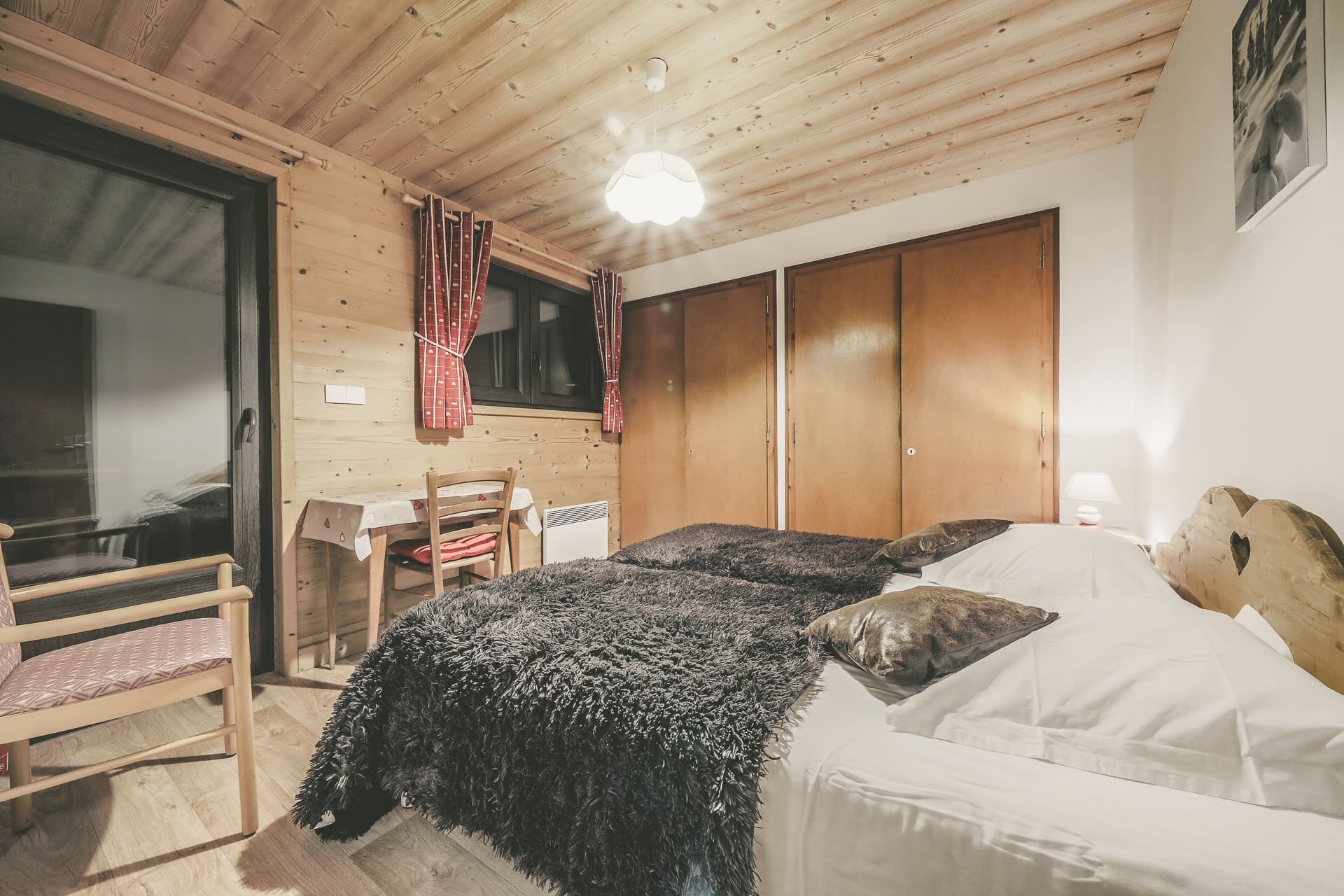 Apartment n°4 in residence Lou Candres, Bedroom n°2 with double bed, Châtel