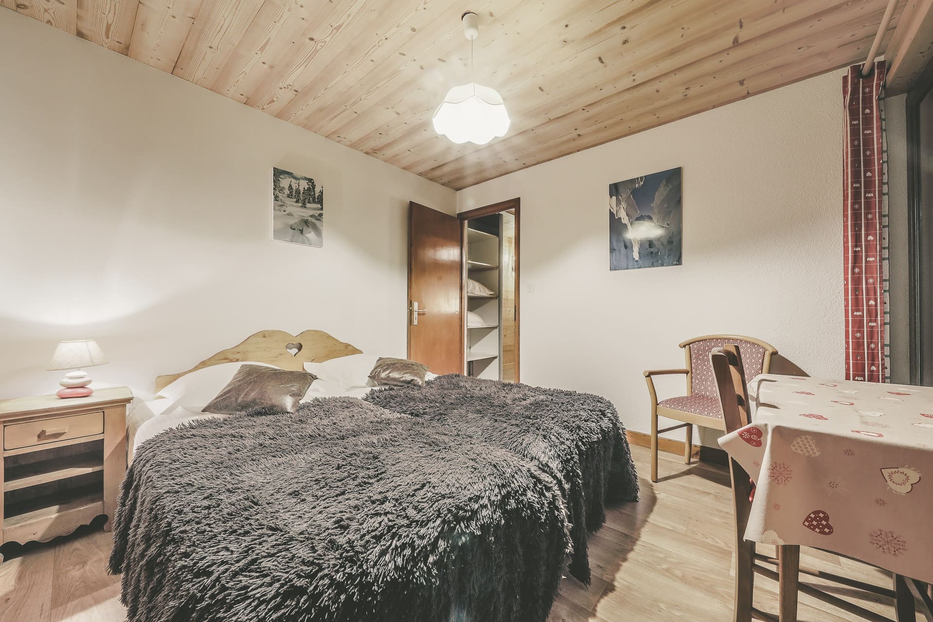 Apartment n°4 in residence Lou Candres, Bedroom n°2 with double bed, Châtel Portes du Soleil
