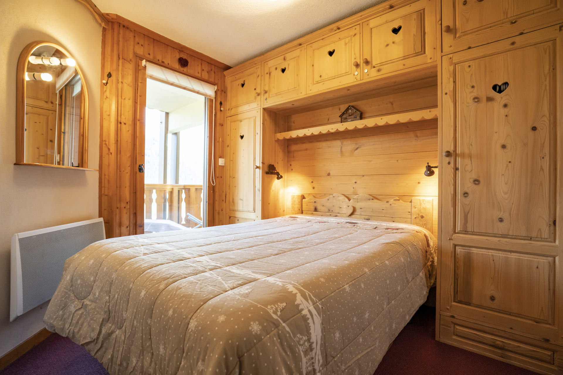 Apartment n°5 in residence Alexandra, Bedroom double bed, Châtel Booking